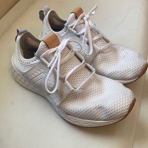 New balance white sneakers/athletic shoes/ gym shoes